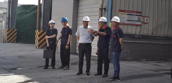 集團公司黨委委員、股份公司黨委書記、總經(jīng)理蔣培進到建材公司調(diào)研